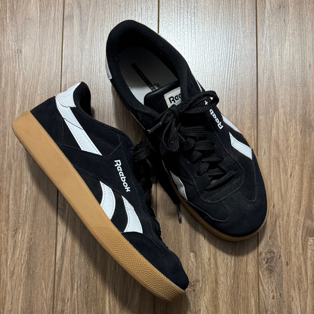 🟡SOLD🟡 Womens Size 8 Black and White Reebok Sneakers